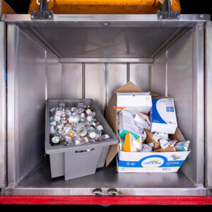 Zur Inhouse-Sammlung von Glasabfällen können die UKMler*innen auf stabile Wertstoffboxen (links) zurückgreifen, die in die Transportcontainer passen (Foto: UKM/Wibberg)