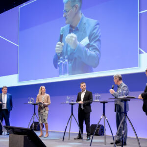 Dr. Andreas Philippi, niedersächsischer Minister für Soziales, Gesundheit und Gleichstellung; Stefanie Stoff-Ahnis, Vorständin, GKV-Spitzenverband; Florian Albert, Chefredakteur, Bibliomed-Verlag; Dr. Gerald Gaß, Vorstandsvorsitzender, Deutsche Krankenhausgesellschaft; Prof. Dr. Christian Karagiannidis, Kliniken Köln, Mitglied des Expertenrats, sprachen im Plenum über die notwendige Zeitwende im Krankenhaus. (Foto: Bibliomed-Verlag, Regina Sablotny Fotografie Berlin)