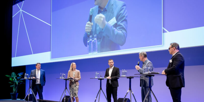 Dr. Andreas Philippi, niedersächsischer Minister für Soziales, Gesundheit und Gleichstellung; Stefanie Stoff-Ahnis, Vorständin, GKV-Spitzenverband; Florian Albert, Chefredakteur, Bibliomed-Verlag; Dr. Gerald Gaß, Vorstandsvorsitzender, Deutsche Krankenhausgesellschaft; Prof. Dr. Christian Karagiannidis, Kliniken Köln, Mitglied des Expertenrats, sprachen im Plenum über die notwendige Zeitwende im Krankenhaus. (Foto: Bibliomed-Verlag, Regina Sablotny Fotografie Berlin)