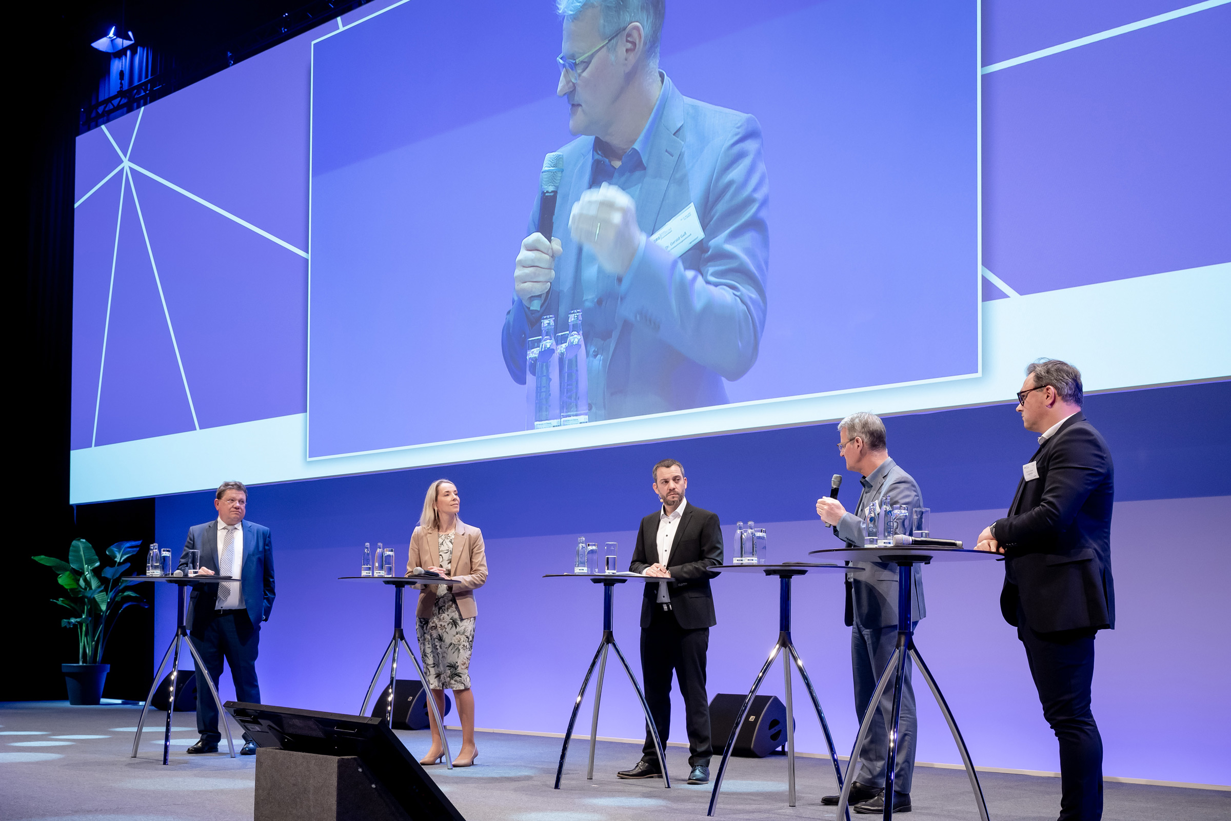 Dr. Andreas Philippi, niedersächsischer Minister für Soziales, Gesundheit und Gleichstellung; Stefanie Stoff-Ahnis, Vorständin, GKV-Spitzenverband; Florian Albert, Chefredakteur, Bibliomed-Verlag; Dr. Gerald Gaß, Vorstandsvorsitzender, Deutsche Krankenhausgesellschaft; Prof. Dr. Christian Karagiannidis, Kliniken Köln, Mitglied des Expertenrats, sprachen im Plenum über die notwendige Zeitwende im Krankenhaus. (Foto: Bibliomed-Verlag, Regina Sablotny Fotografie Berlin)
