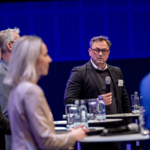 Ein Einblick in das Plenum zum Thema Zeitwende im Krankenhaus. In die Kamera schaut Prof. Dr. Christian Karagiannidis, Kliniken Köln, Mitglied des Expertenrats. (Foto: Bibliomed-Verlag, Regina Sablotny Fotografie Berlin)