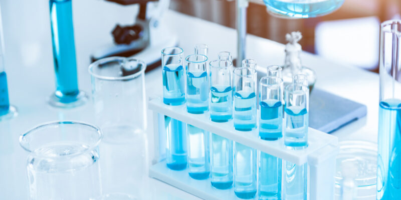 Eine große Herausforderung im Abfallmanagement von Kliniken und medizinischen Einrichtungen: die Entsorgung von halogenierten Lösemitteln. (Foto: Shutter2U, iStock)
