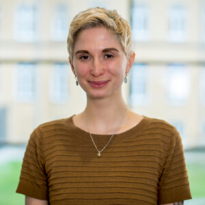 OTA Lea Eggers zeigt als Koordinatorin des Kompetenznetzwerks Nachhaltigkeit im Marienkrankenhaus Hamburg, dass Nachhaltigkeit und Abfallmanagement zusammengehören. (Foto: Marienkrankenhaus Hamburg)
