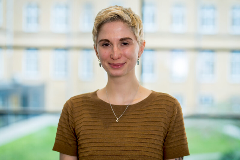 OTA Lea Eggers zeigt als Koordinatorin des Kompetenznetzwerks Nachhaltigkeit im Marienkrankenhaus Hamburg, dass Nachhaltigkeit und Abfallmanagement zusammengehören. (Foto: Marienkrankenhaus Hamburg)