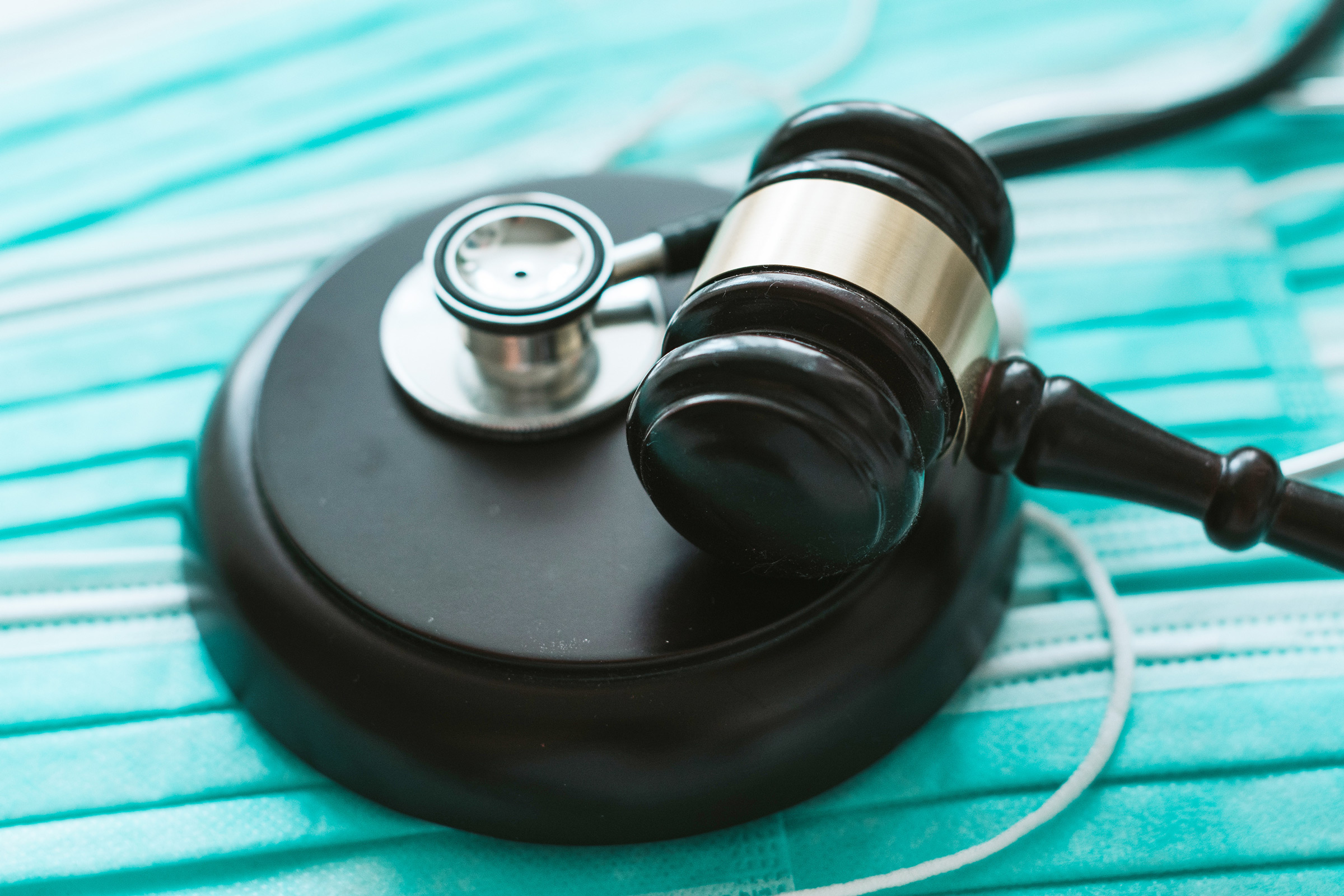 Das Infektionsschutzgesetz (IfSG) wurde seit der Pandemie 38 Mal verändert. Wichtigster Meilenstein ist § 28a. (Foto: klavdiyav, AdobeStock)