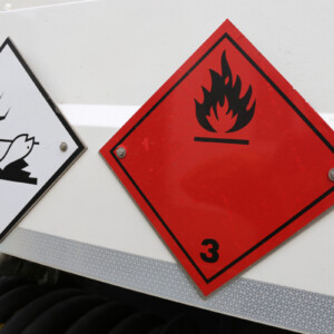 Innerhalb der ADR ist der Transport von Gefahrgütern geregelt. Fahrzeuge die diese Stoffe transportieren, sind mit spezifischen Gefahrenschilder versehen. (Foto: U. J. Alexander )