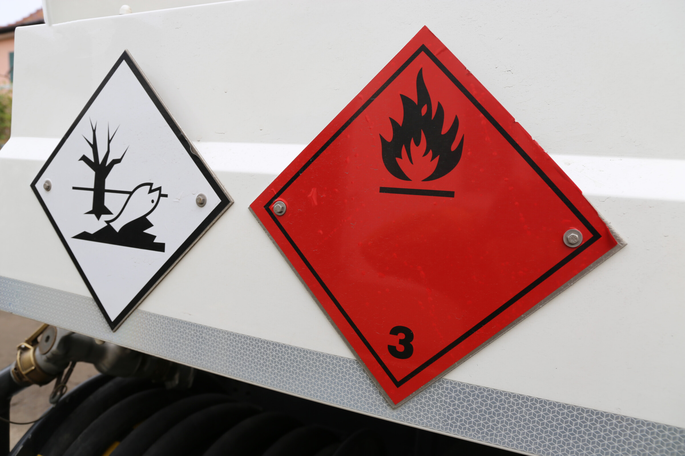 Innerhalb der ADR ist der Transport von Gefahrgütern geregelt. Fahrzeuge die diese Stoffe transportieren, sind mit spezifischen Gefahrenschilder versehen. (Foto: U. J. Alexander )