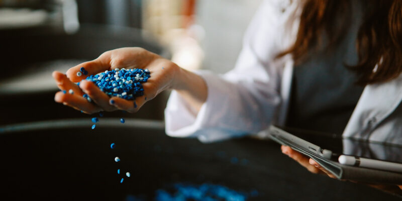 Mithilfe von aus Plastikabfällen hergestellten Rezyklaten können nachhaltige Produkte – unter anderem auch Abfallbehälter – hergestellt werden. (Foto: lechatnoir)