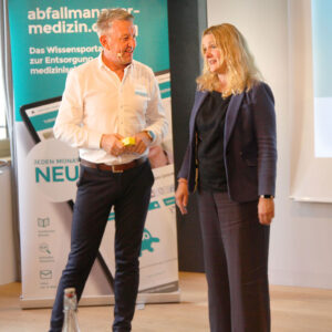 Michael Schmitz, Abfallbeauftragter des Universitätsklinikums Bonn, im Gespräch mit Moderatorin Katrin Sturm über aktuelle Nachhaltigkeitsmaßnahmen im Uniklinikum Bonn. (Foto: Abfallmanager Medizin)