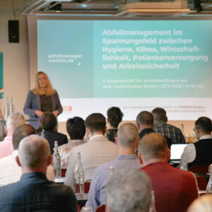 Katrin Sturm, Chefredakteurin des Abfallmanager Medizin führt die 52 Teilnehmenden durch das Programm des 4. Expertentreffs. (Foto: Abfallmanager Medizin)