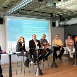 Im Podium stellen sich unsere Expertinnen und Experten den Fragen unserer Moderatorin Katrin Sturm und der Teilnehmenden: Lucia Donath, Heiko Schlüter, Hans Peter Kiefler, Roland Dittmann, Silvia Hermes und Christian Heintzmann (v.l.n.r.). (Foto: Abfallmanager Medizin)