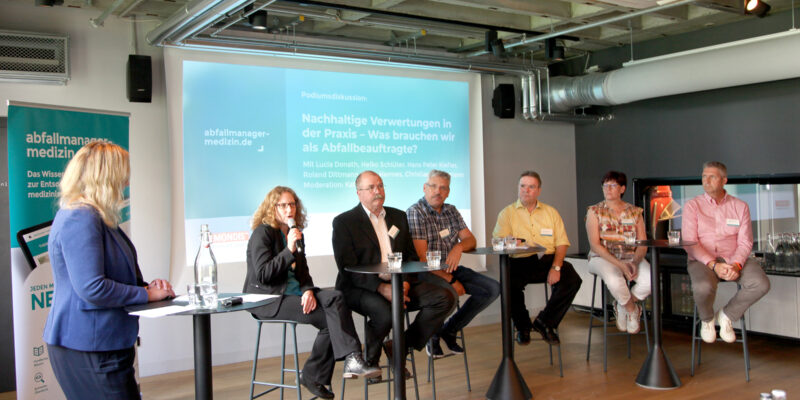 Im Podium stellen sich unsere Expertinnen und Experten den Fragen unserer Moderatorin Katrin Sturm und der Teilnehmenden: Lucia Donath, Heiko Schlüter, Hans Peter Kiefler, Roland Dittmann, Silvia Hermes und Christian Heintzmann (v.l.n.r.). (Foto: Abfallmanager Medizin)