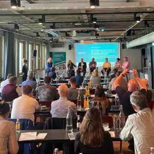 Die Teilnehmenden verfolgen gespannt die Podiums-Diskussion des 4. Expertentreffs. (Foto: Abfallmanager Medizin)