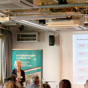 Birgit Schuon, Stabsstellenleistung Ökologie der München Klinik, berichtet aus der Praxis des Green Hospital Plus. (Foto: Abfallmanager Medizin)