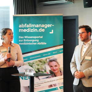 Jessica Hövel (Referentin Nachhaltigkeit REMONDIS Medison) und Kevin Kelzenberg (Bereichsleitung EONOVA) thematisierten in ihrem Vortrag die notwendigen Schnittstellen zwischen den Bereichen Abfall, Hygiene und Management. (Foto: Abfallmanager Medizin)