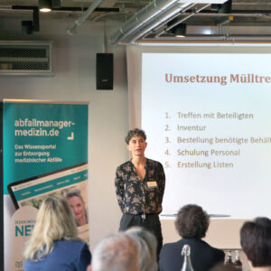 Lea Eggers, OP-Schwester und Koordinatorin des Kompetenznetzwerks Nachhaltigkeit am Marienkrankenhaus Hamburg, sprach über die Etablierung eines Waste-Management-Systems im Marienkrankenhaus. (Foto: Abfallmanager Medizin)