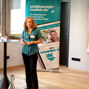 Die Initiative Klimaneutrales Krankenhaus ist ein Herzensprojekt der Krankenhausgesellschaft NRW. Einblicke in dieses gab die Referentin für Qualitätsmanagement, IT und Datenanalyse der Krankenhausgesellschaft: Lucia Donath. (Foto: Abfallmanager Medizin)
