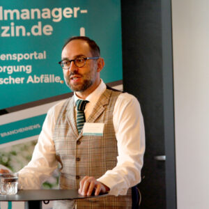 Prof. Dr. Marcus (Professor für Volkswirtschaft und Statistik an der Hochschule für Wirtschaft und Gesellschaft Ludwigshafen) sprach über die Pflicht der Nachhaltigkeitsberichterstattung, die spätestens 2025 nahezu alle Krankenhäuser in Deutschland beschäftigen wird.(Foto: Abfallmanager Medizin)