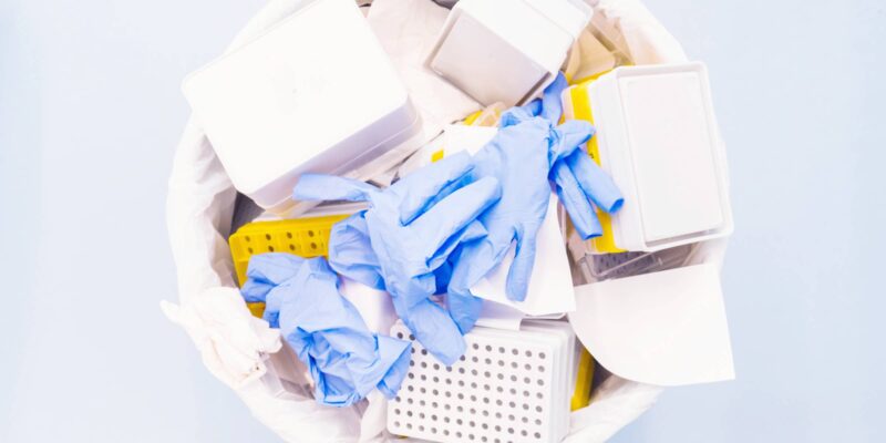 Typische sekretbehaftete Abfälle in Krankenhäusern sind beispielsweise Wundverbände, Einwegwäsche und Einwegartikel aus der unmittelbaren Krankenversorgung. (Foto: eplisterra)
