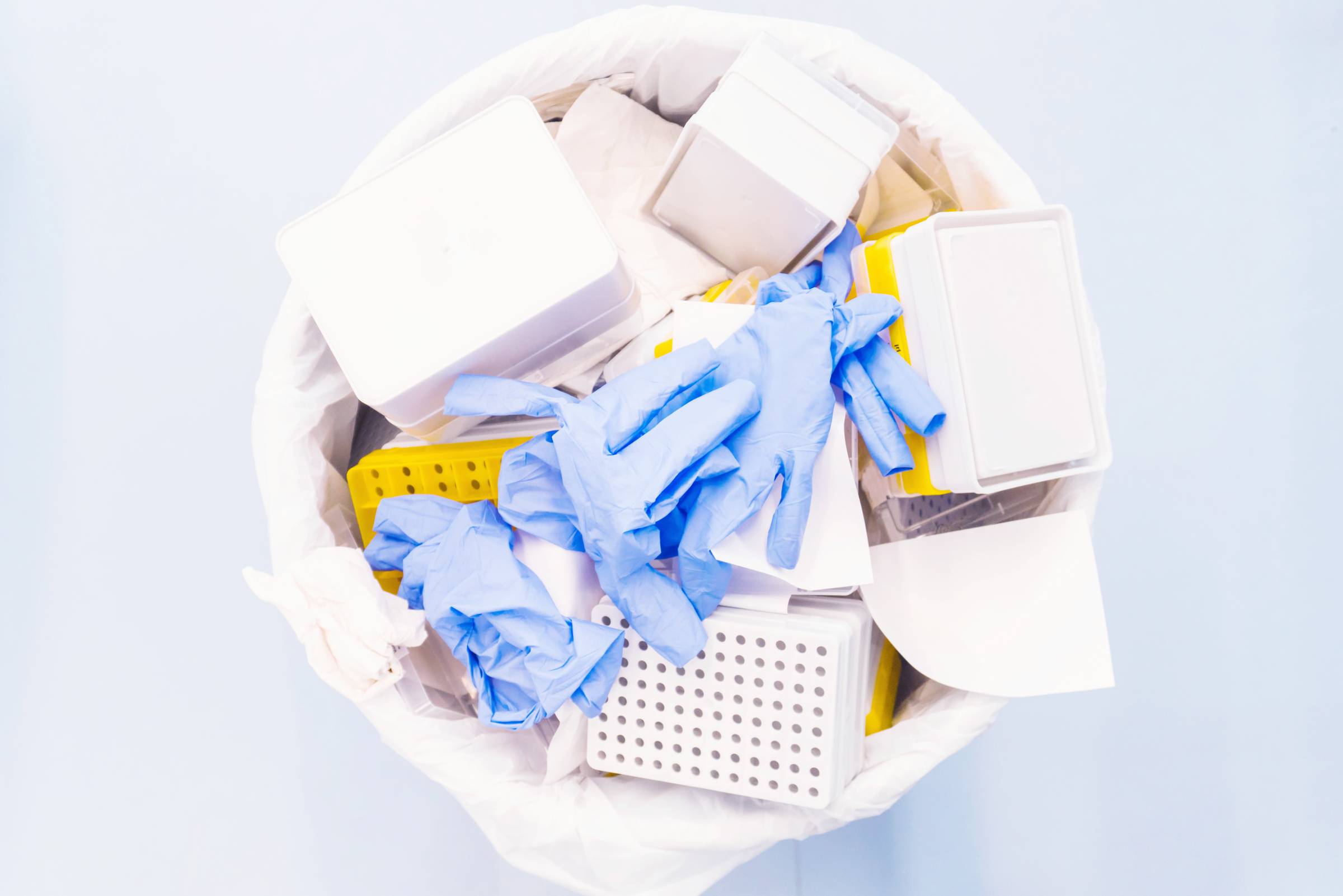 Typische sekretbehaftete Abfälle in Krankenhäusern sind beispielsweise Wundverbände, Einwegwäsche und Einwegartikel aus der unmittelbaren Krankenversorgung. (Foto: eplisterra)