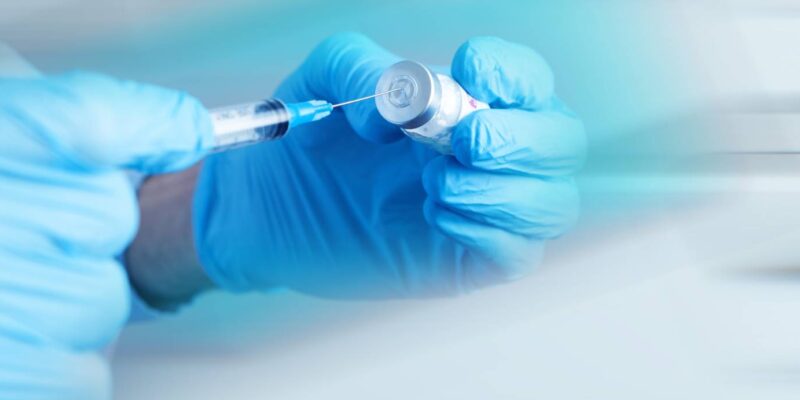 Propofol ist ein beruhigender und betäubender Wirkstoff, der unter anderem zur Narkoseeinleitung und zur Sedierung genutzt wird. (Bildrechte: S...)