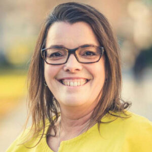 Frau in gelber Jacke draußen. (Foto: Matthias Piekacz)