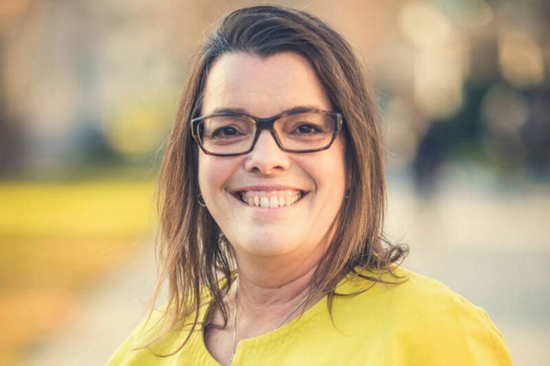 Frau in gelber Jacke draußen. (Foto: Matthias Piekacz)