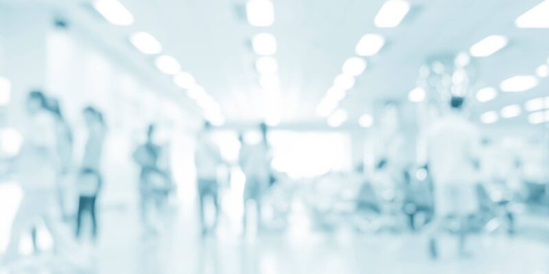 Klinikalltag im Hintergrund (Foto: jakkapan)