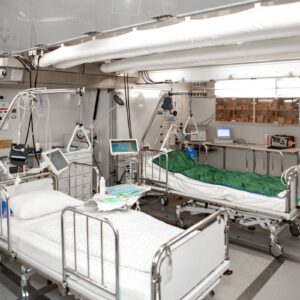 Im Intensiv-Container können zwei Patientinnen bzw. Patienten mit kritischem Gesundheitszustand intensivmedizinisch betreut werden. (Foto: Bundeswehr/Markus Dittrich)