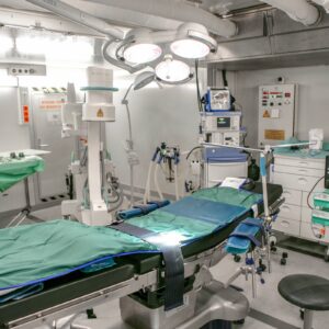Zwei OP-Gruppen können gleichzeitig in den aus je vier Containern bestehenden OP-Modulen Patientinnen und Patienten operativ versorgen. (Foto: Bundeswehr/Dirk Bannert)