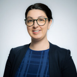 Monique Moch-Lasok - Frau in blauem Shirt und schwarzen Blazer. (Foto: Knappschaft Kliniken)