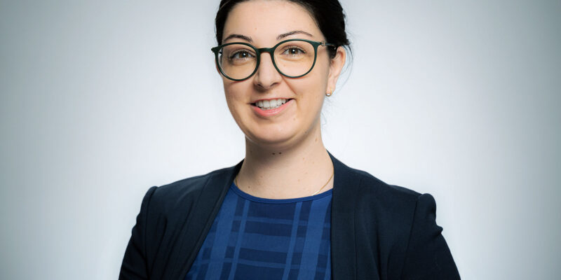 Monique Moch-Lasok - Frau in blauem Shirt und schwarzen Blazer. (Foto: Knappschaft Kliniken)