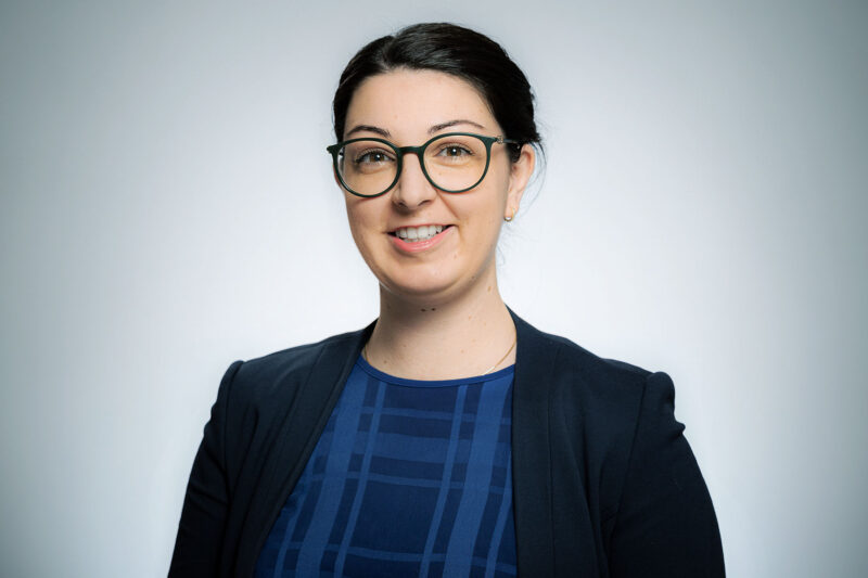 Monique Moch-Lasok - Frau in blauem Shirt und schwarzen Blazer. (Foto: Knappschaft Kliniken)