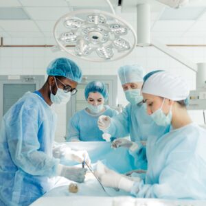 Medizinische Operation mit mehreren Mitarbeitenden.