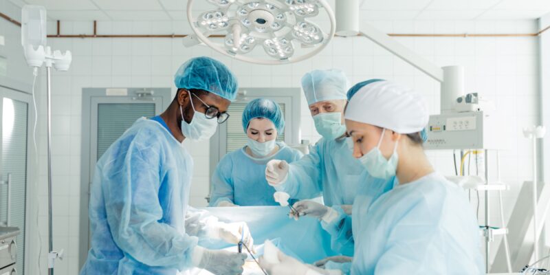 Medizinische Operation mit mehreren Mitarbeitenden.