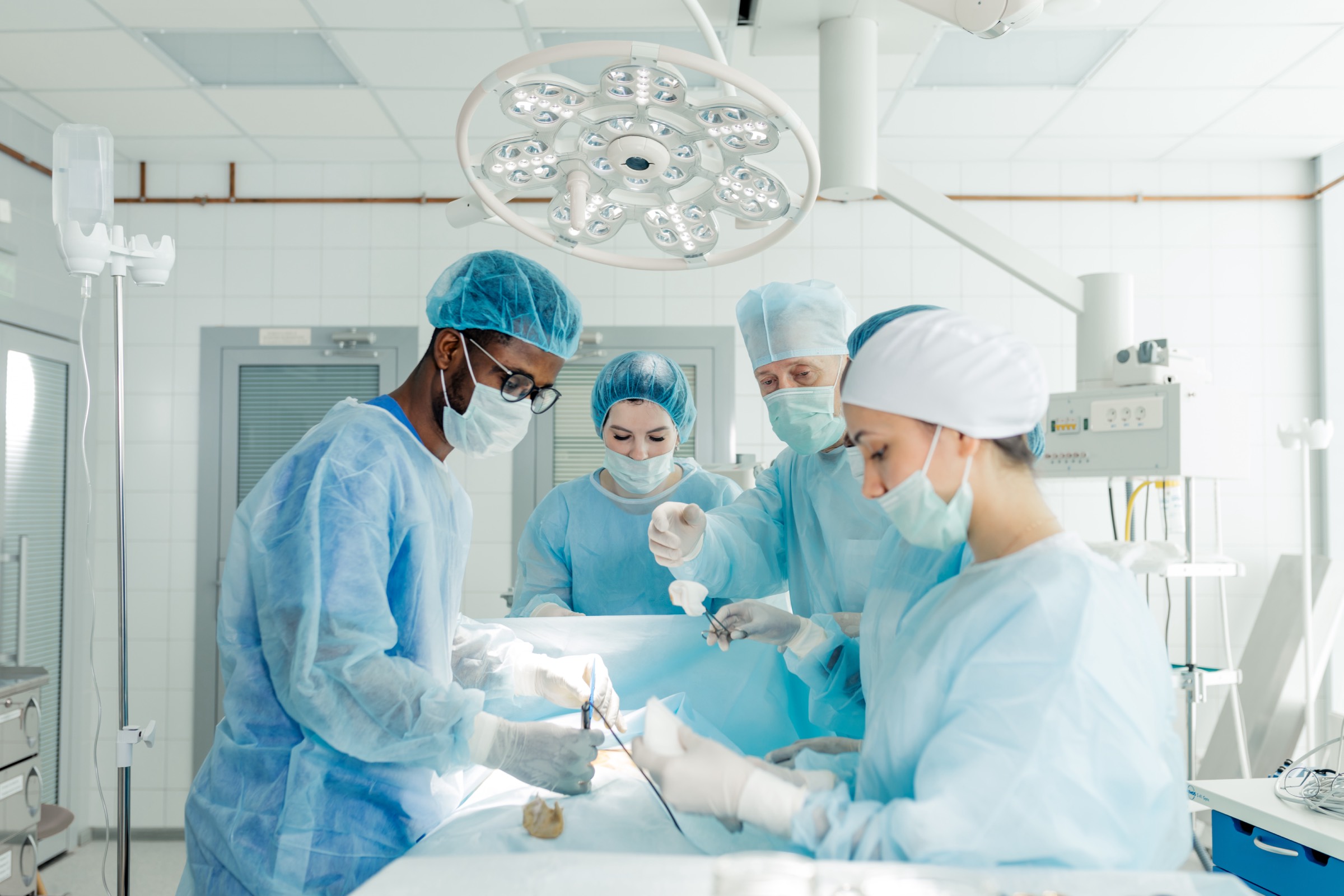 Medizinische Operation mit mehreren Mitarbeitenden.