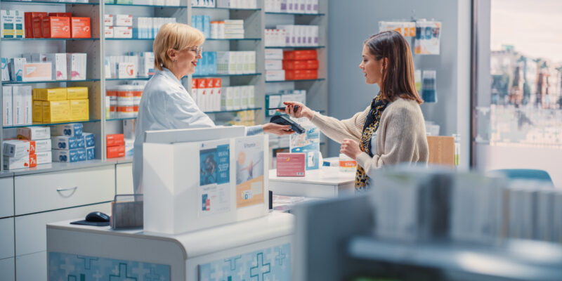 Apotheke - Verkaufsgespräch zwischen zwei Frauen. (Foto: Gorodenkoff)