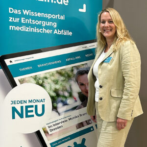 Moderatorin Katrin Sturm führte die 50 Teilnehmerinnen und Teilnehmer durch ein vielfältiges und spannendes Programm. (Foto: Abfallmanager Medizin)