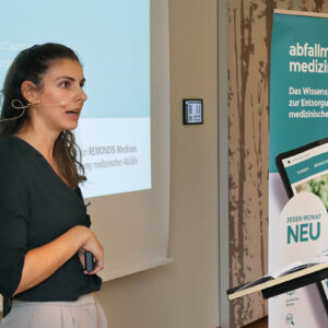 Nicola Litke, Gesundheitswissenschaftlerin und Logopädin am Universitätsklinikum Heidelberg, stimmte die Teilnehmerinnen und Teilnehmer des 5. Expertentreffs auf das Thema Resilienz ein. (Foto: Abfallmanager Medizin)
