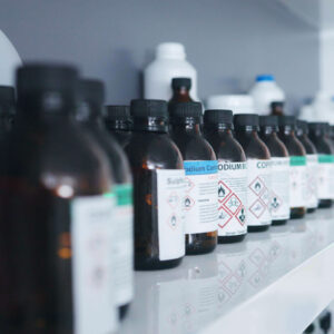 Pharmazeutische Chemikalien in Flaschen mit Gefahrensymbol (Foto: Jacob Wackerhausen)