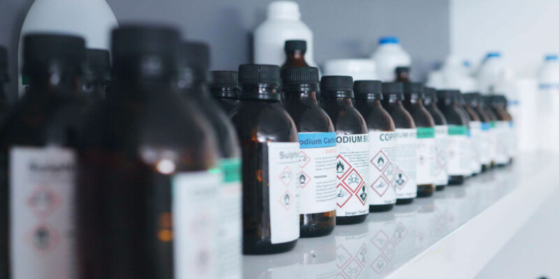Pharmazeutische Chemikalien in Flaschen mit Gefahrensymbol (Foto: Jacob Wackerhausen)
