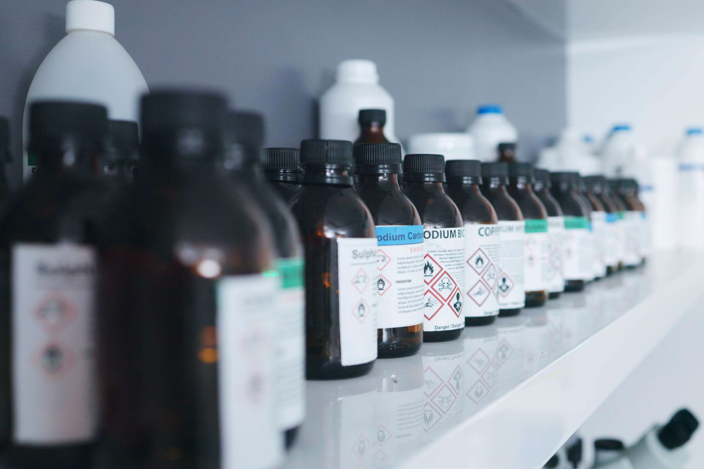 Pharmazeutische Chemikalien in Flaschen mit Gefahrensymbol (Foto: Jacob Wackerhausen)