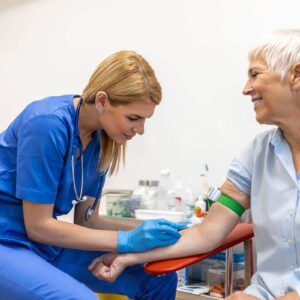 Medizinische Angestellte nimmt einer Patientin Blut ab. (Bild: stefanamer)