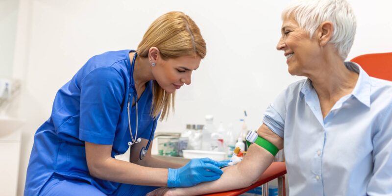 Medizinische Angestellte nimmt einer Patientin Blut ab. (Bild: stefanamer)