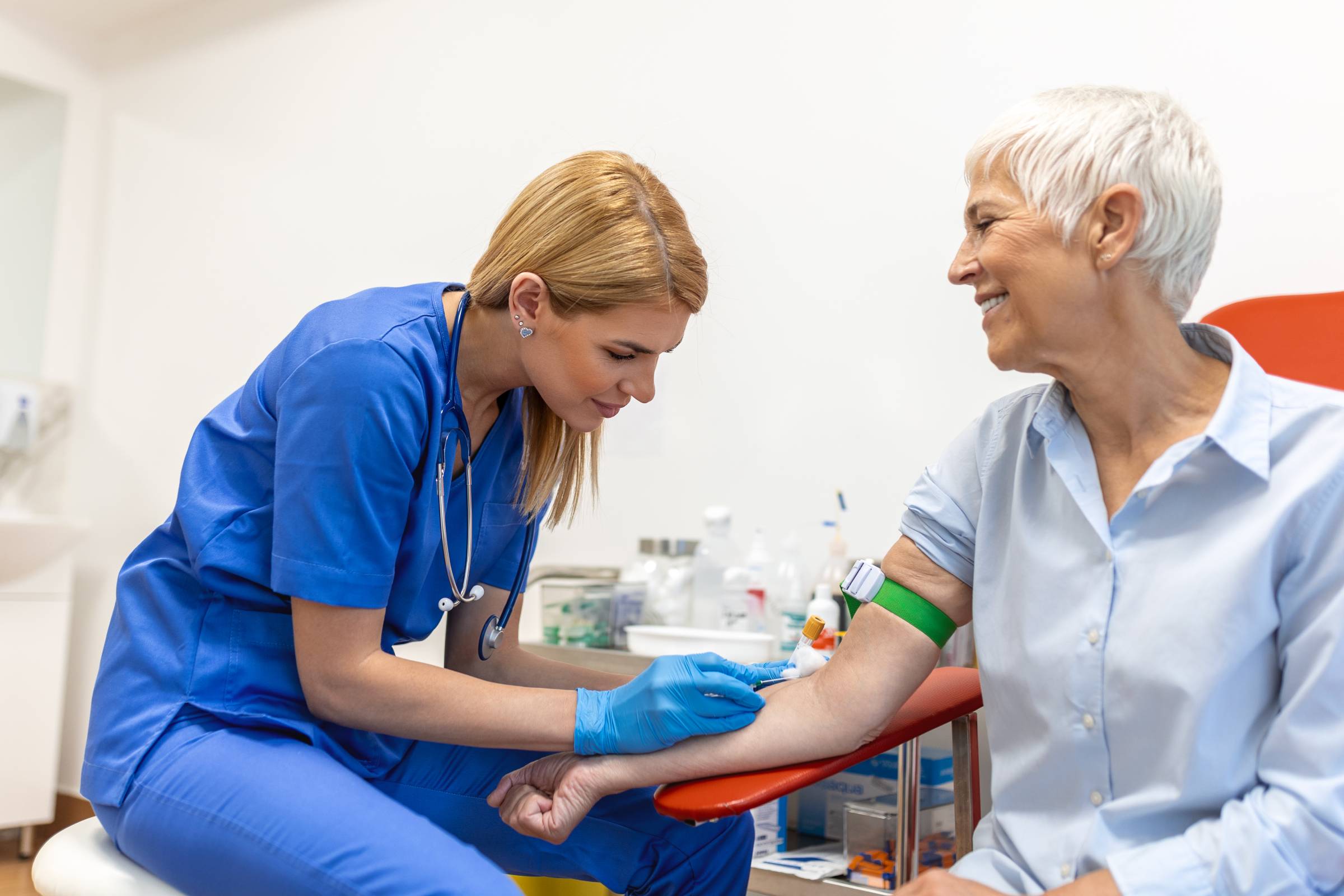 Medizinische Angestellte nimmt einer Patientin Blut ab. (Bild: stefanamer)
