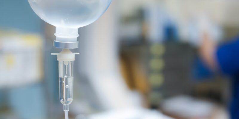 Infusionsflaschen Krankenhaus (Foto: Kwangmoozaa)