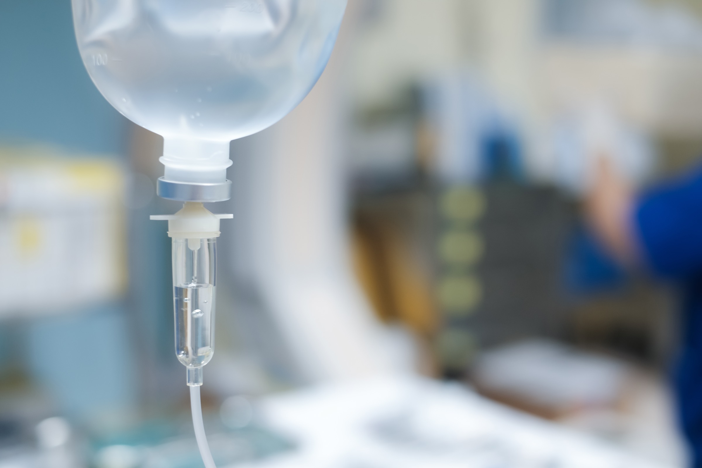 Infusionsflaschen Krankenhaus (Foto: Kwangmoozaa)