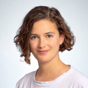 Frau vor einfarbigen Hintergrund. (Foto: Thöne)