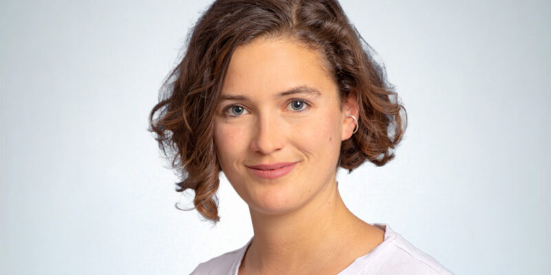 Frau vor einfarbigen Hintergrund. (Foto: Thöne)