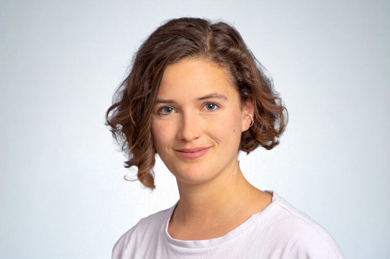 Frau vor einfarbigen Hintergrund. (Foto: Thöne)